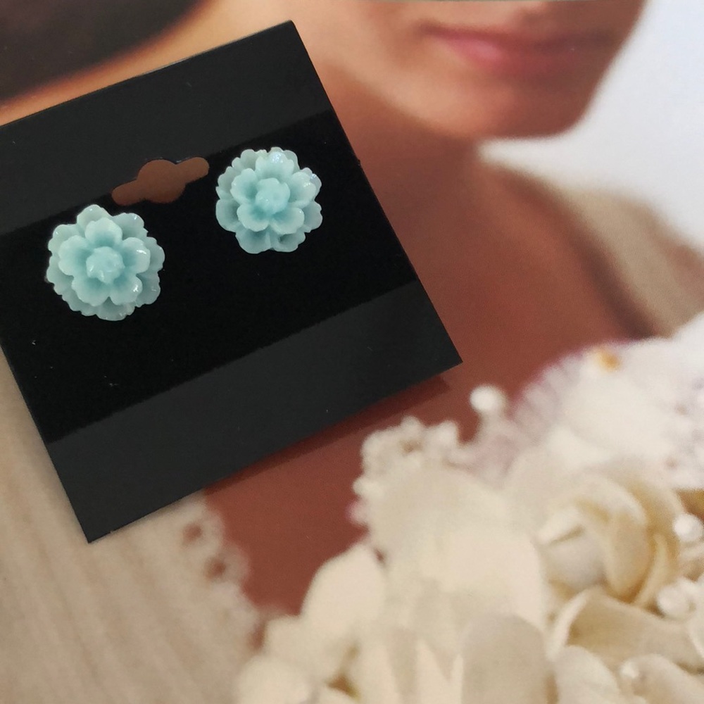 ❗️NEW❗️ adorable light blue flower earrings - Picture 3 of 4